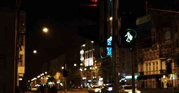 人工智能机器人和人谈恋爱