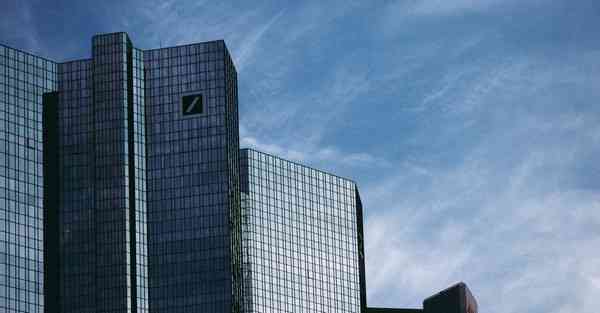 人工智能机器人和人谈恋爱