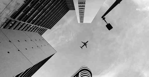 人工智能机器人和人谈恋爱