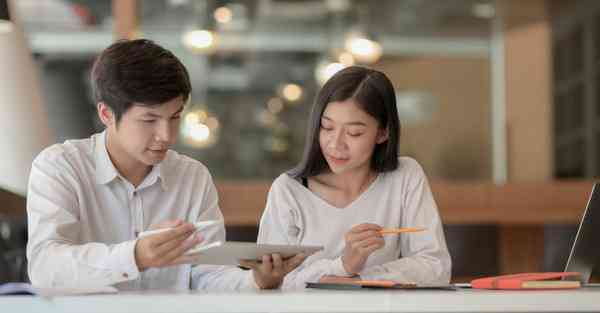 人工智能机器人和人谈恋爱