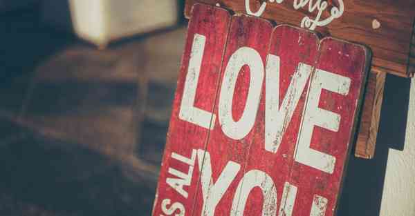 人工智能机器人和人谈恋爱